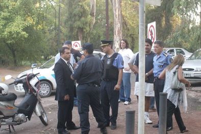 MDZol | El ministro Aranda, preocupado, en la puerta del club de calle Boulogne Sur Mer. Foto: MDZ