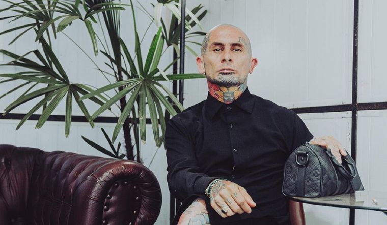 Rapado y con tatuajes, el líder de Ke personajes tiene un estilo muy diferente al de su pasado.