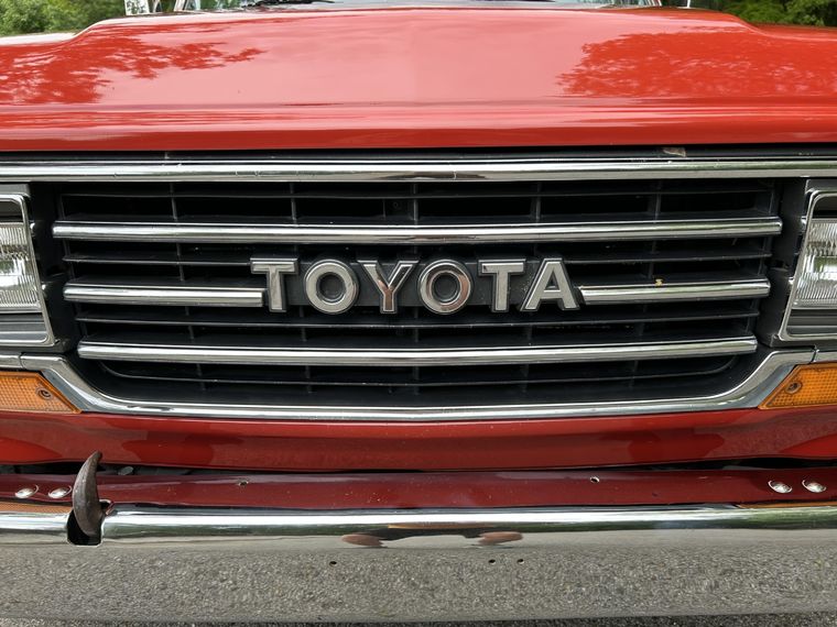 Este Land Cruiser viene equipado con un motor 4.0 litros de seis cilindros en línea, combinado con una transmisión automática de cuatro marchas.