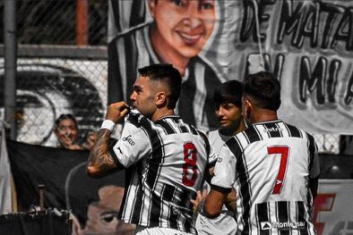 MDZol | Beso al escudo y sentido de pertenencia. Amor eterno.