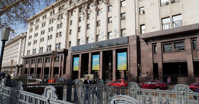 En medio de un proceso recesivo que aún está en curso, la recaudación impositivo crece menos que la inflación, lo que es una señal de alerta para el Gobierno. Foto: Analía Melnik/MDZ