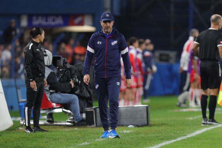 Recoba analizó l desarrollo del partido. Foto: FotoBaires