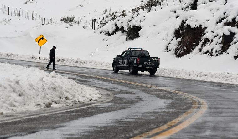 Tras las nevadas del fin de semana, el Cristo Redentor permanece cerrado y los equipos de Vialidad trabajan en el despeje y tratamiento del hielo.