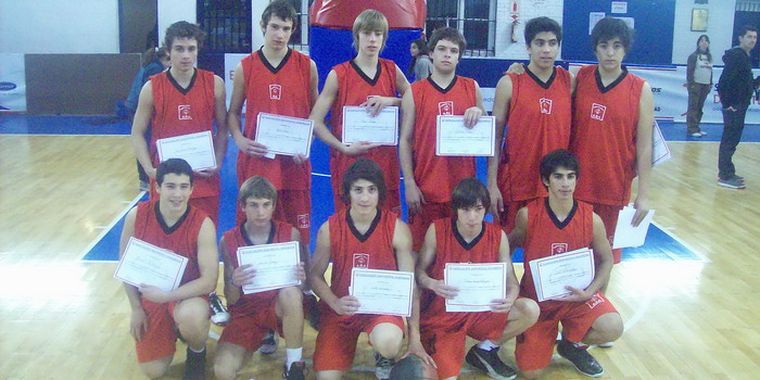 Los chicos Sanrafaelino mostrando orgullosos su diploma. Foto: Mediamza.com