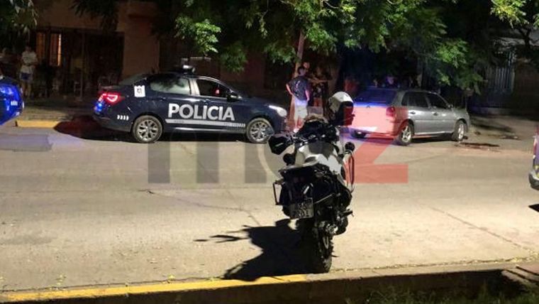El sujeto arrastró a una persona que también tenía antecedentes bajo el auto de su pareja.&nbsp;