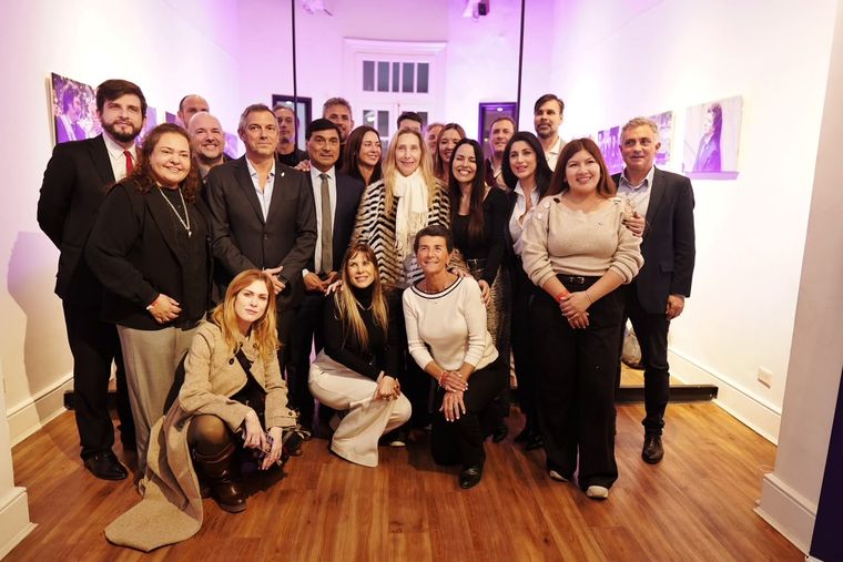 Foto oficial sin que aparezcan varios distribuidas oficialmente por LLA. Foto oficial sin que aparezcan varios distribuidas oficialmente por LLA.