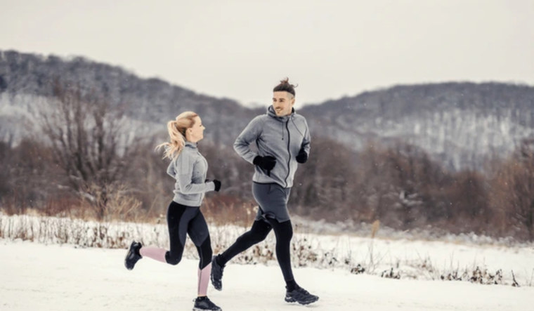 El ejercicio al aire libre en invierno tiene sus beneficios para la salud. Foto: Shutterstock