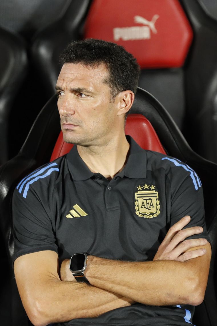 Scaloni se mostró con un duro semblante durante el partido y en conferencia de prensa. Foto: EFE