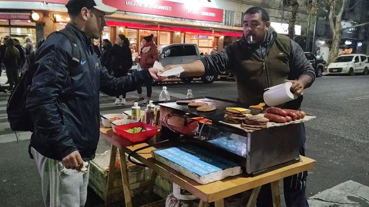 En las inmediaciones del búnker de Unión por la Patria se montaron puestos de venta de choripanes.