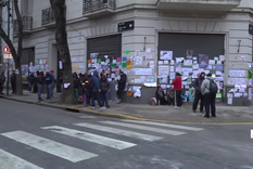 Un grupo de militantes retomó la vigilia frente al domicilio de Cristina Fernández de Kirchner tras el desalojo de la Policía de la Ciudad.