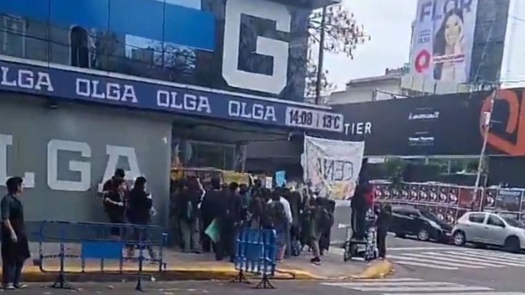 El ingreso de la conocida productora de contenido vía streaming fue intervenido por un grupo de jóvenes con pancartas y carteles.