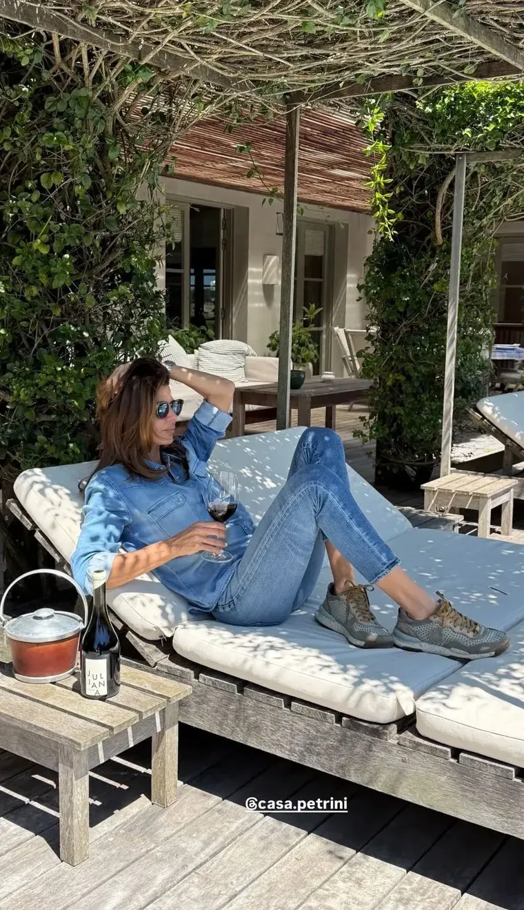 Juliana Awada posó con una copa de su vino Juliana Malbec, nacido en el Valle de Uco. Juliana Awada posó con una copa de su vino Juliana Malbec, nacido en el Valle de Uco.
