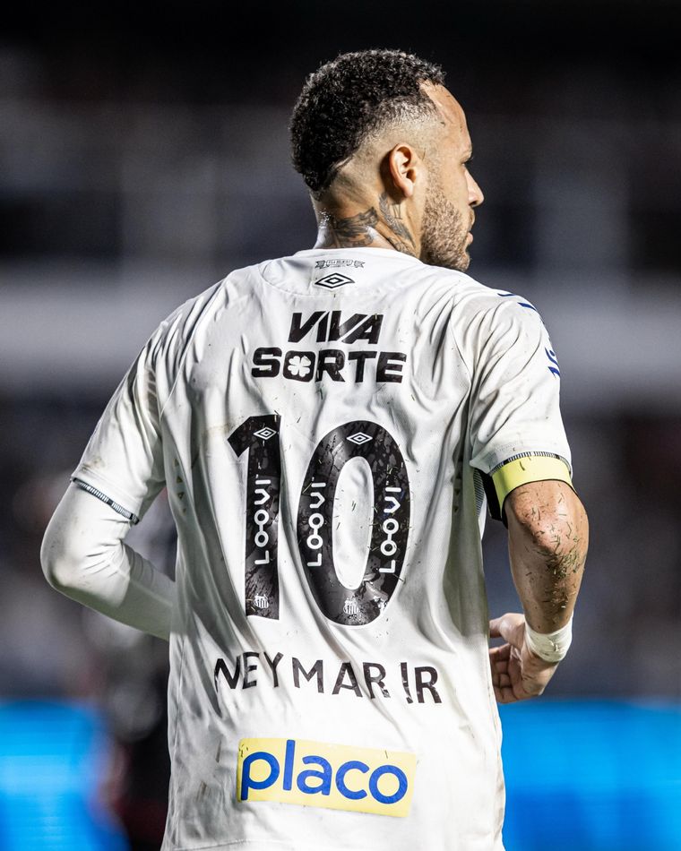 Neymar salió lesionado en la victoria del Santos. Foto: Santos FC