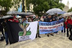 marcha a plaza de mayo para pedir por los represores de la dictadura militar que estan presos