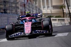 El argentino debió irse a boxes por un principio de incendio en la parte trasera del Alpine. Foto: EFE.&nbsp;