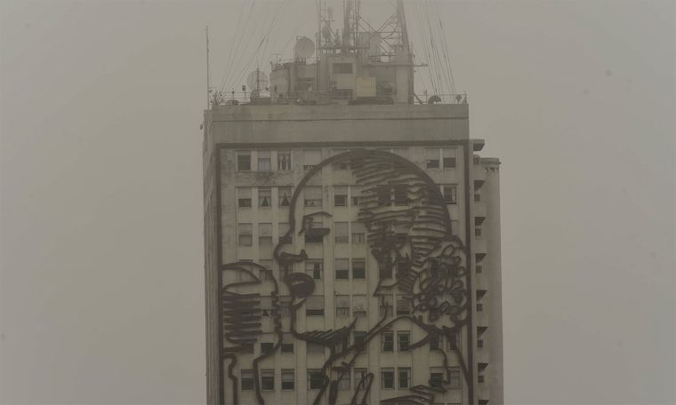 La parte más alta de muchos de los edificios se ve cubierta por la niebla y el humo. Foto: Juan Mateo Aberastain/MDZ. Foto: Juan Mateo Aberastain/MDZ