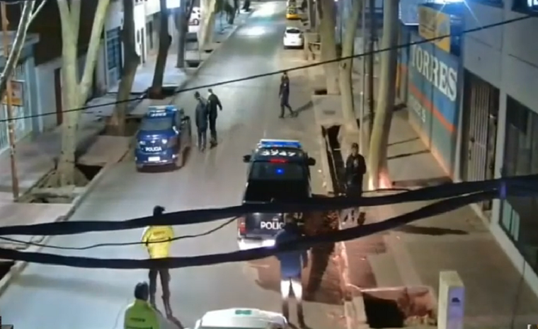 Por el llamado de un vecino, detuvieron a un sujeto dentro de una pizzería de Ciudad. Foto: captura de video