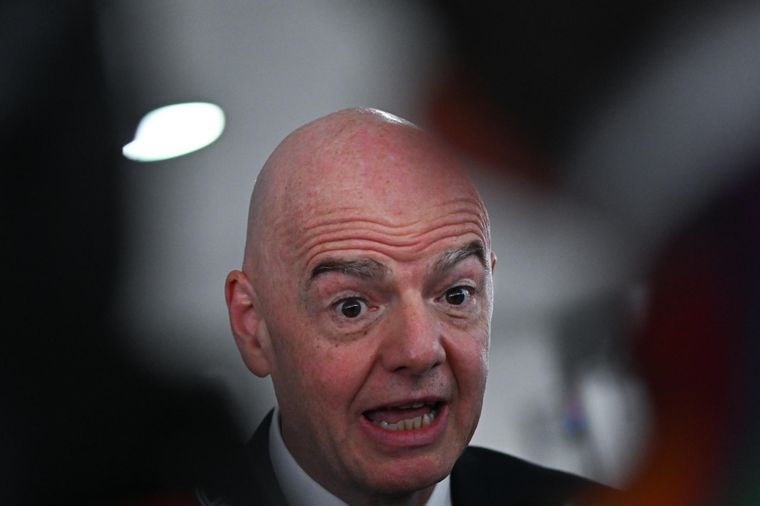 Gianni Infantino quedó en el centro de la polémica tras proponer el regreso de Rusia a competencias internacionales.