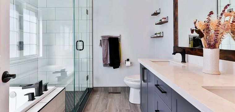 Buenas ideas de decoración permiten optimizar y ampliar baños pequeños. Foto: Best Home Scent - besthomescents.com/bathroom/