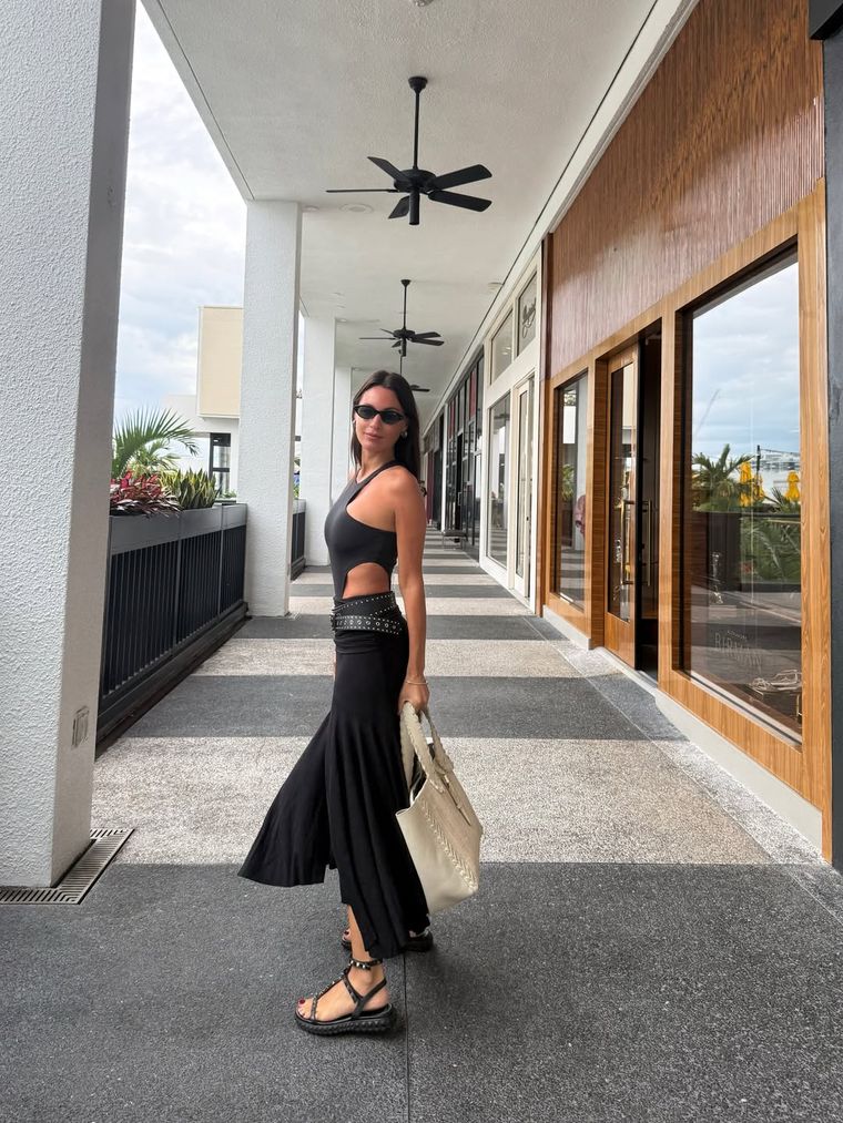 La modelo sumó un bolso enorme y funcional que contrastó a la perfección con su vestido negro. La modelo sumó un bolso enorme y funcional que contrastó a la perfección con su vestido negro.