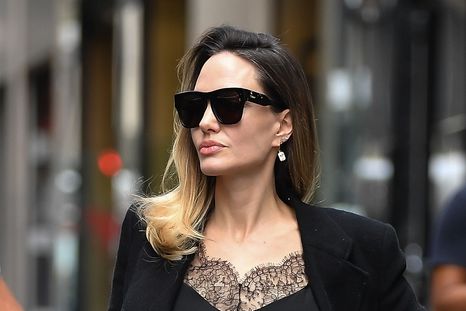 Looks total black, el elegido de Angelina Jolie para cualquier ocasión Foto: Elle