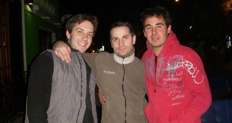 Gerardo Martín, Emiliano Spataro y Mariano Martínez dando vueltas por la calle. Foto: MDZ