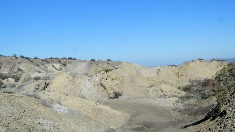 Todavía hay gran cantidad de bentonita en las tierras abandonadas de las Minas de Salagasta. Todavía hay gran cantidad de bentonita en las tierras abandonadas de las Minas de Salagasta.