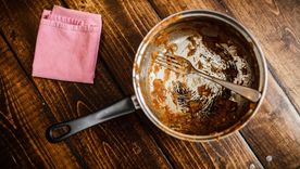 Las 5 mejores sugerencias para evitar que se pegue la comida en el sartén En muchas ocasiones se pega la comida en el fondo de la olla. Foto: SHUTTERSTOCK