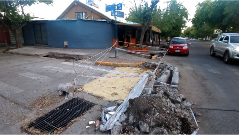 La esquina de Las Tipas y Las Moreras lleva 70 días rota. Foto: ALF PONCE MERCADO / MDZ