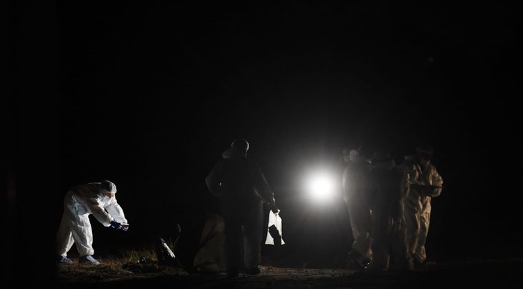 Los trabajos de la Policía Científica en el lugar donde se halló el cadáver. 