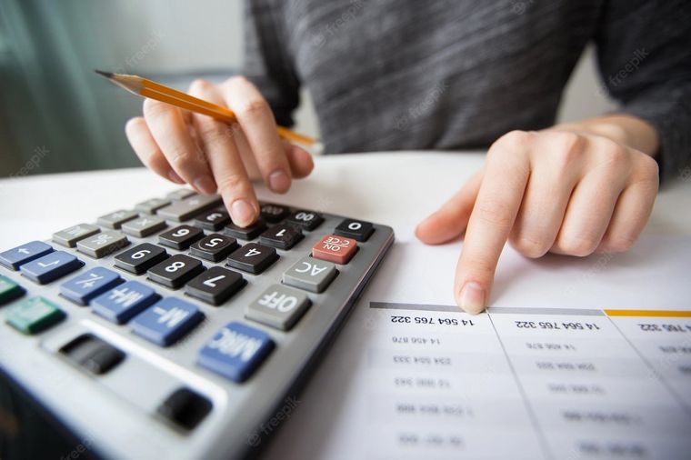 La planificación de ingresos y gastos es clave para ordenar las prioridades y alcanzar las metas de ahorro. Foto: Freepik
