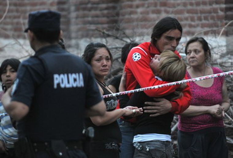 El novio de la mujer asesinada consolando a una de sus hijas. Foto: Pachy Reynoso / MDZ
