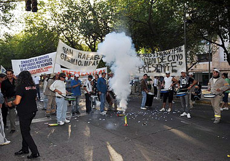 Las protestas por un aumento salarial se vienen repitiendo en los departamentos. Foto: MDZ