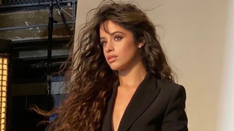 Camila cabello deslumbró en la alfombra roja