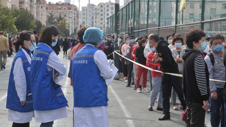 Personas hacen fila para realizarse pruebas de coronavirus en Qingdao, provincia de Shandong, China, el 12 de octubre de 2020. Foto: RT