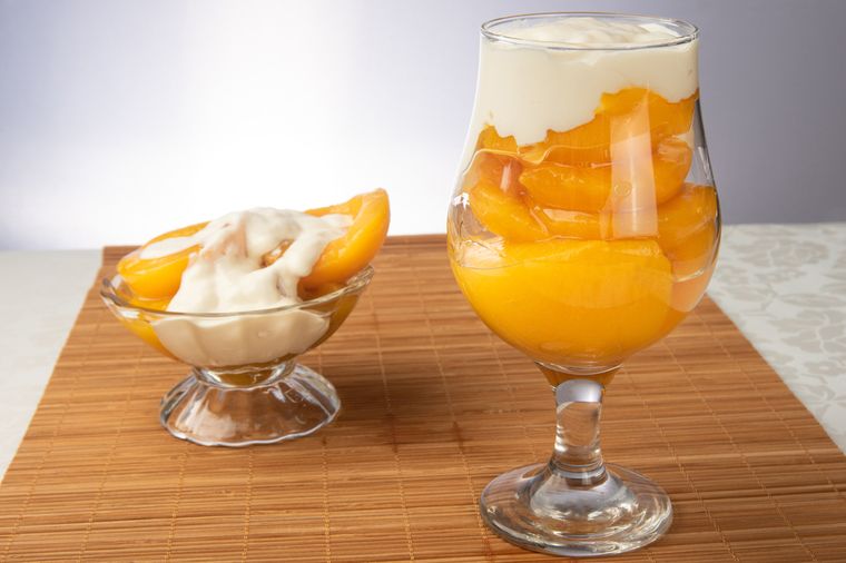 Disfrutá esta receta de duraznos con crema casera, clásica y tentadora.