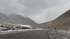 Cierra el paso a Chile por pronóstico de mal tiempo en cordillera. Cierra el paso a Chile por pronóstico de mal tiempo en cordillera.