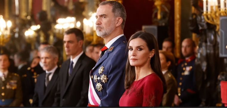 La reina Letizia fue una de las royals que más presupuesto gastó en indumentaria durante el 2022. Foto: Twitter @CasaReal