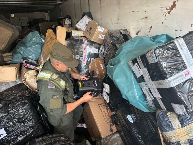 Un gendarme utiliza un scanner portátil para verificar el contenido del cargamento. Foto: Foto: gentileza.