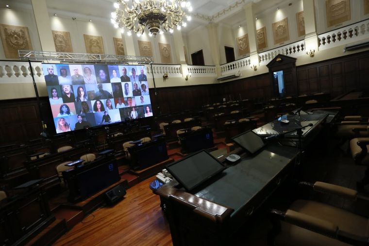 Frente al gobernador habrá una enorme pantalla.