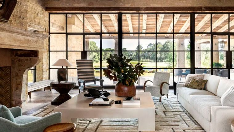 El primer paso para lograr refuncionalizar el living o sala de estar sin comprar nada nuevo es limpiando y ordenando ese espacio. Foto: Julie Soefer