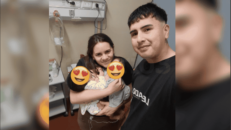 Yamila y Gonzalo con Pilar y Ámbar, las siamesas que separaron en el Garrahan.&nbsp;