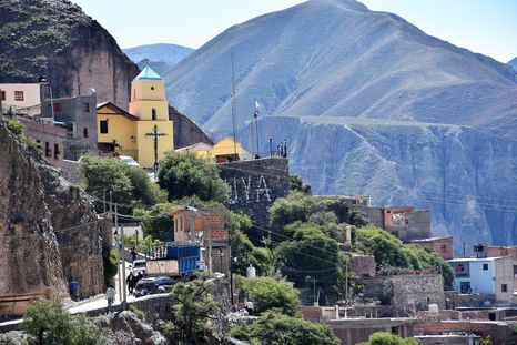 Iruya es un pueblo salteño construido entre montañas y quebradas a más de 2.700 metros de altura. Iruya es un pueblo salteño construido entre montañas y quebradas a más de 2.700 metros de altura.