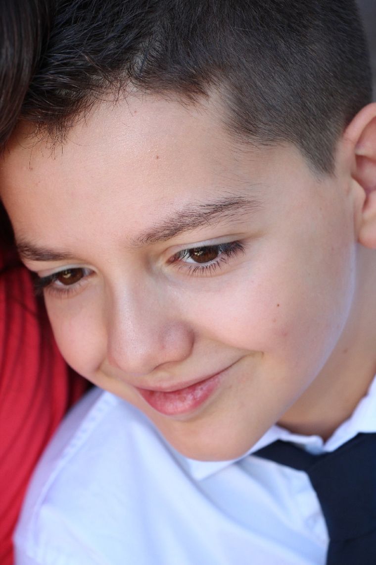 Martín Baggio (11) fue nombrado como primera escolta en el acto de fin de año. Fue diagnosticado con autismo a los tres años y medio. Foto: Gentileza