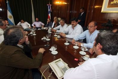 MDZol | Giner ocupó un lugar preferencial en la reunión cobista de esta semana (en la foto se lo ve a la izquierda del vicepresidente), pero tiene diferencias con los principales referentes del sector.
