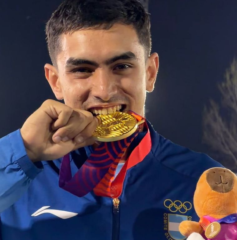 Agustín Pinti integró el equipo argentino que se consagró campeón en la posta 4x400 metros mixta.