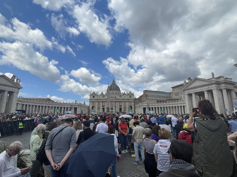 200.000 personas se reunieron para participar en la Misa de inicio de pontificado de León XIV. Foto: Clara Fontan
