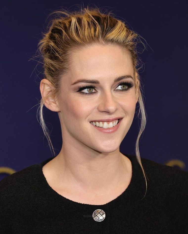 Kristen Stewart elige los looks más atemporales junto a su marca favorita, Chanel Foto: Instagram