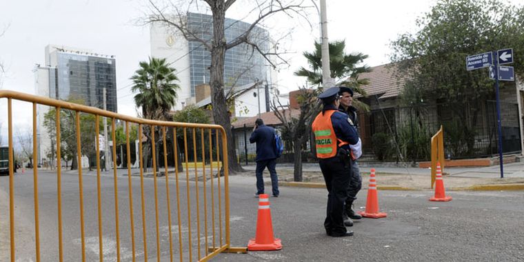 El vallado impidió que las personas ingresaran a los parques ubicado al costado del Acceso. Foto: Pachy Reynoso/MDZ