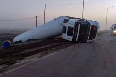 volco un camion de ypf que transportaba gas en la ruta 205 y cortaron la circulacion en roque perez